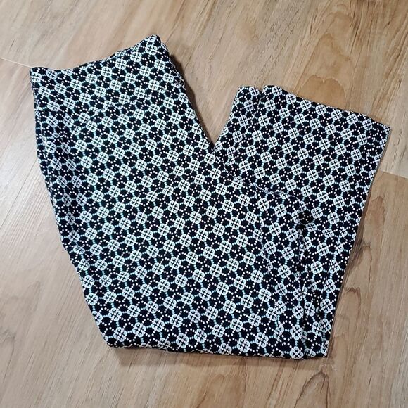 🔸️Charter Club Blue & White Geo Print Cambridge Slim Cropped Pants Size 10 - Picture 2 of 9